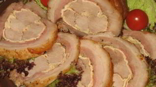 Мясной рулет, фаршированный омлетом