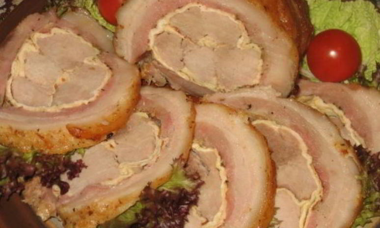 Рецепт мясного рулета, фаршированного омлетом