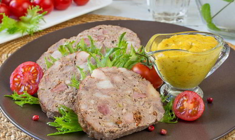 Рецепт мясного рулета с копченой грудинкой