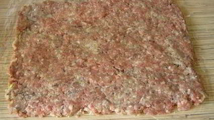 мясной рулет с сыром и зеленью