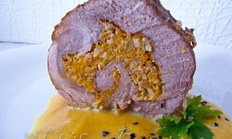 Рецепт мясного рулета с тыквой, грецкими орехами и чесноком