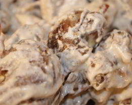 Мясные рулеты с черносливом и грецкими орехами в сметане