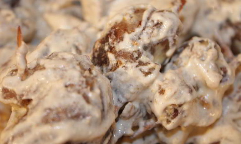 Рецепт мясных рулетов с черносливом и грецкими орехами в сметане