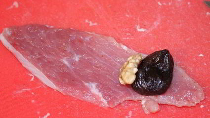 мясные рулеты с черносливом и грецкими орехами в сметане