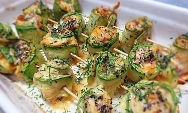 Рецепт нежных рулетиков из кабачка с куриным филе