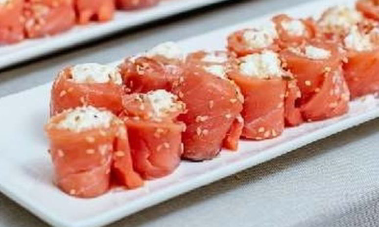 Рецепт нежных рулетиков из семги с сыром