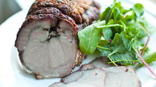 Рулет из баранины с сыром и мятой