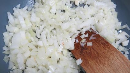 рулет из фарша с яйцом и луком