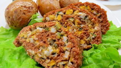 рулет из фарша с яйцом и луком