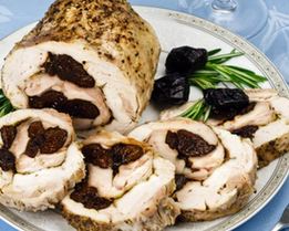Рулет из курицы с черносливом