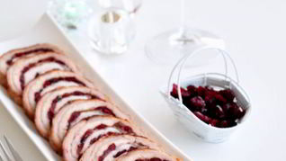 Рулет из свинины с вяленой клюквой и розмарином