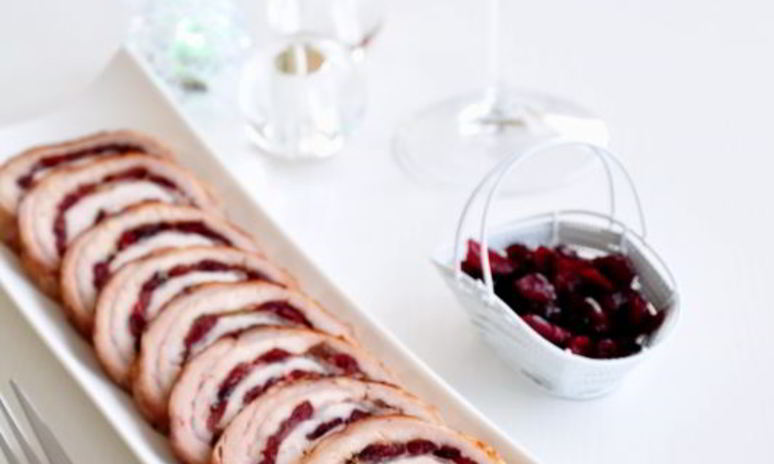 Рецепт рулета из свинины с вяленой клюквой и розмарином