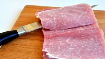 рулет из свинины с вяленой клюквой и розмарином