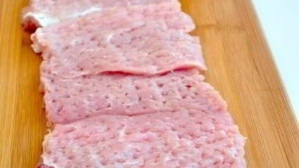 рулет из свинины с вяленой клюквой и розмарином