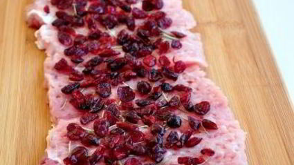 рулет из свинины с вяленой клюквой и розмарином