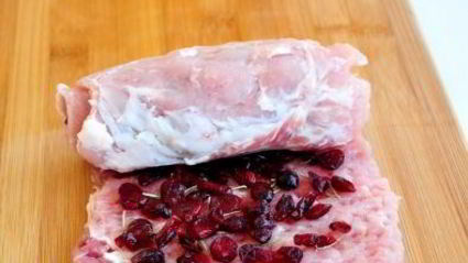 рулет из свинины с вяленой клюквой и розмарином