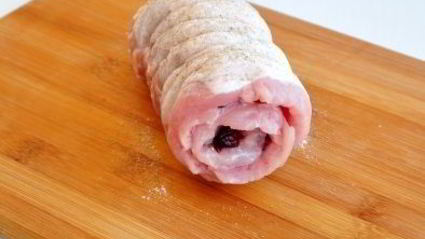 рулет из свинины с вяленой клюквой и розмарином