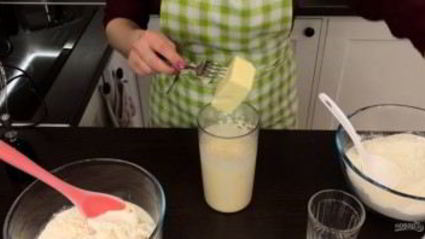 рулет с черносливом и орехами в медовой корочке