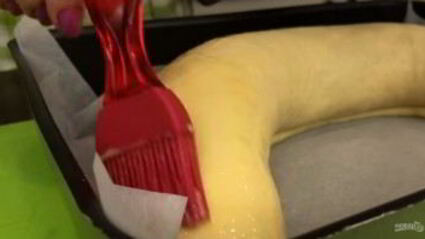 рулет с черносливом и орехами в медовой корочке