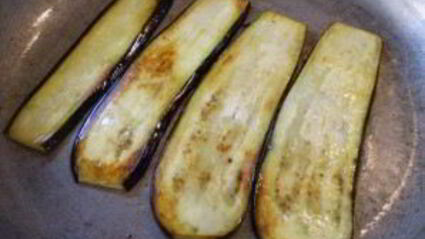 рулетики из баклажанов с морковкой и чесноком