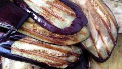 рулетики из баклажанов с овощами