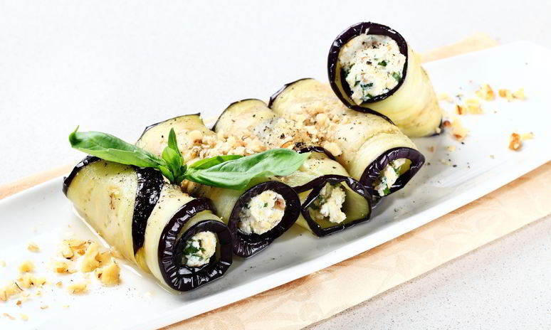 Рецепт рулетиков из баклажанов с зеленью и сырным кремом