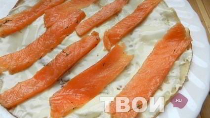рулетики из блинов с лососем