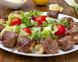 Рулетики из говядины с ананасом