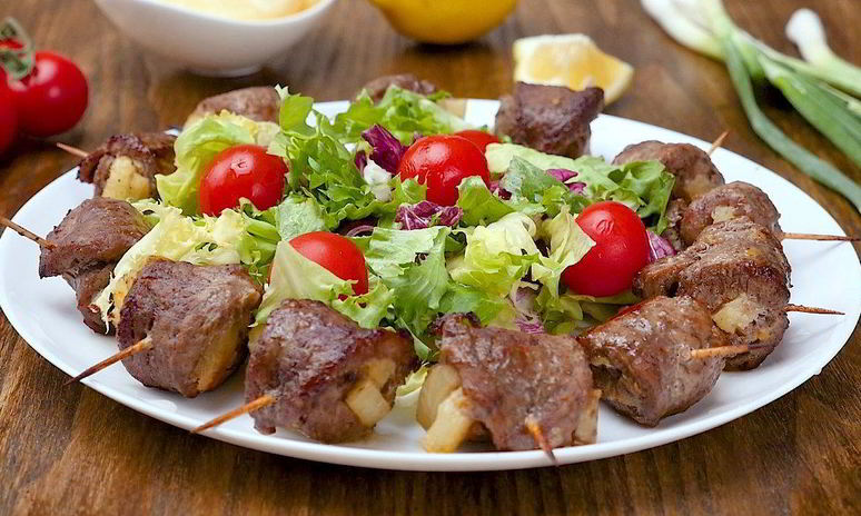 Рецепт рулетиков из говядины с ананасом