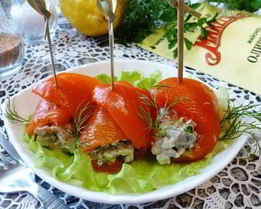 Рулетики из перца с тунцом и маслинами