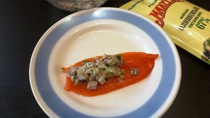 рулетики из перца с тунцом и маслинами