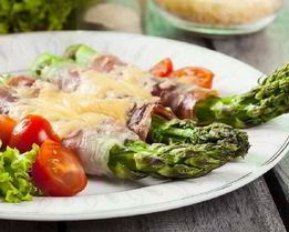 Рулетики из спаржи с зеленым луком