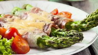 Рулетики из спаржи с зеленым луком