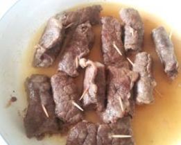 Рулетики из телятины с беконом и сыром