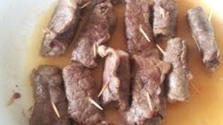 Рулетики из телятины с беконом и сыром