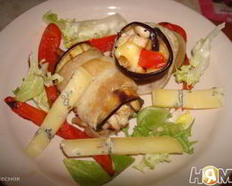 Рулетики с индейкой и сыром с плесенью в беконе