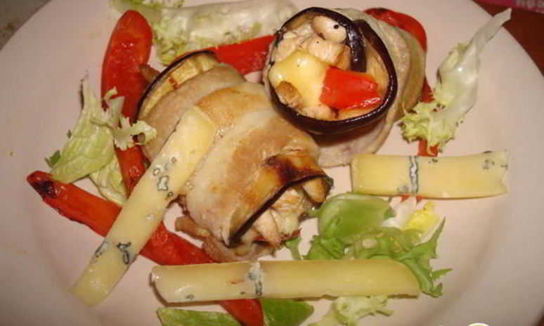 Рецепт рулетиков с индейкой и сыром с плесенью в беконе