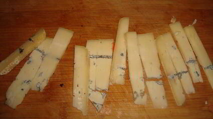 рулетики с индейкой и сыром с плесенью в беконе