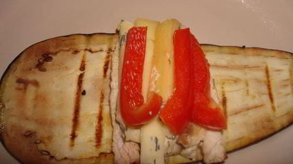 рулетики с индейкой и сыром с плесенью в беконе