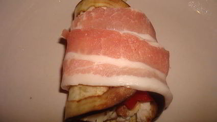 рулетики с индейкой и сыром с плесенью в беконе