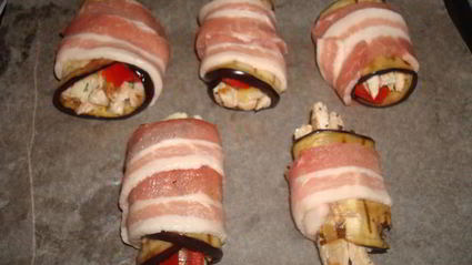 рулетики с индейкой и сыром с плесенью в беконе