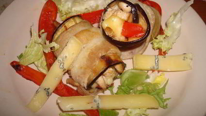 рулетики с индейкой и сыром с плесенью в беконе