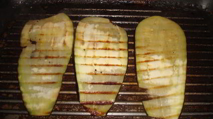 рулетики с индейкой и сыром с плесенью в беконе