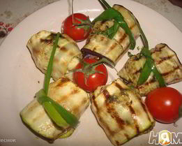 Рулеты из баклажанов с беконом, сыром и зеленью