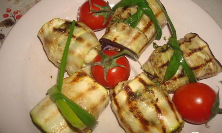Рецепт рулетов из баклажанов с беконом, сыром и зеленью