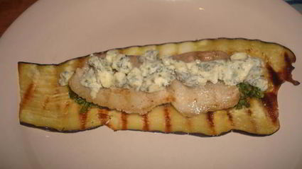 рулеты из баклажанов с беконом, сыром и зеленью