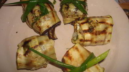 рулеты из баклажанов с беконом, сыром и зеленью