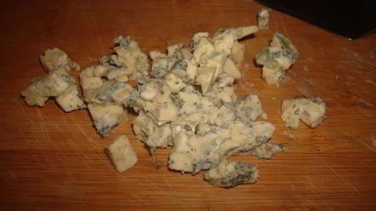 рулеты из баклажанов с беконом, сыром и зеленью