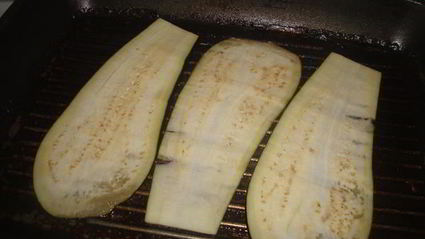 рулеты из баклажанов с беконом, сыром и зеленью