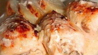 Рулеты из куриной грудки с грибами в сливках